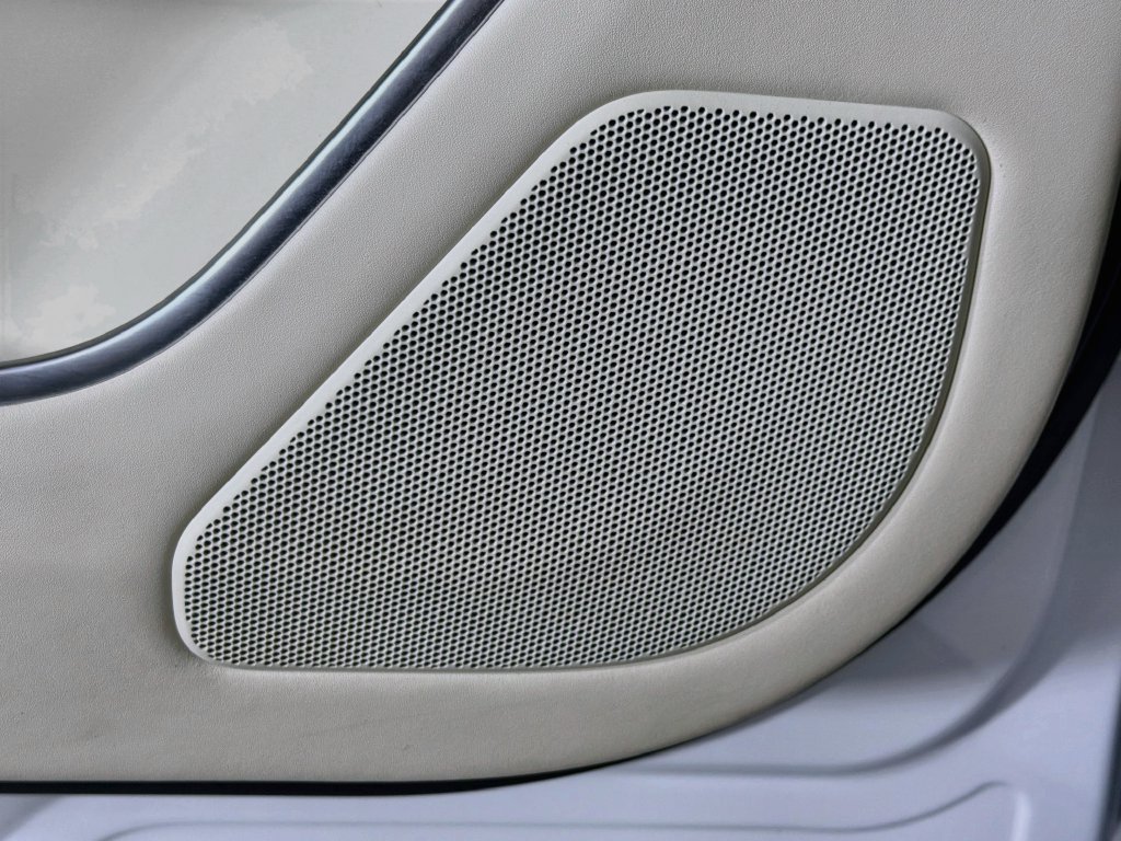 Used 2024 White Land Rover SE image 19