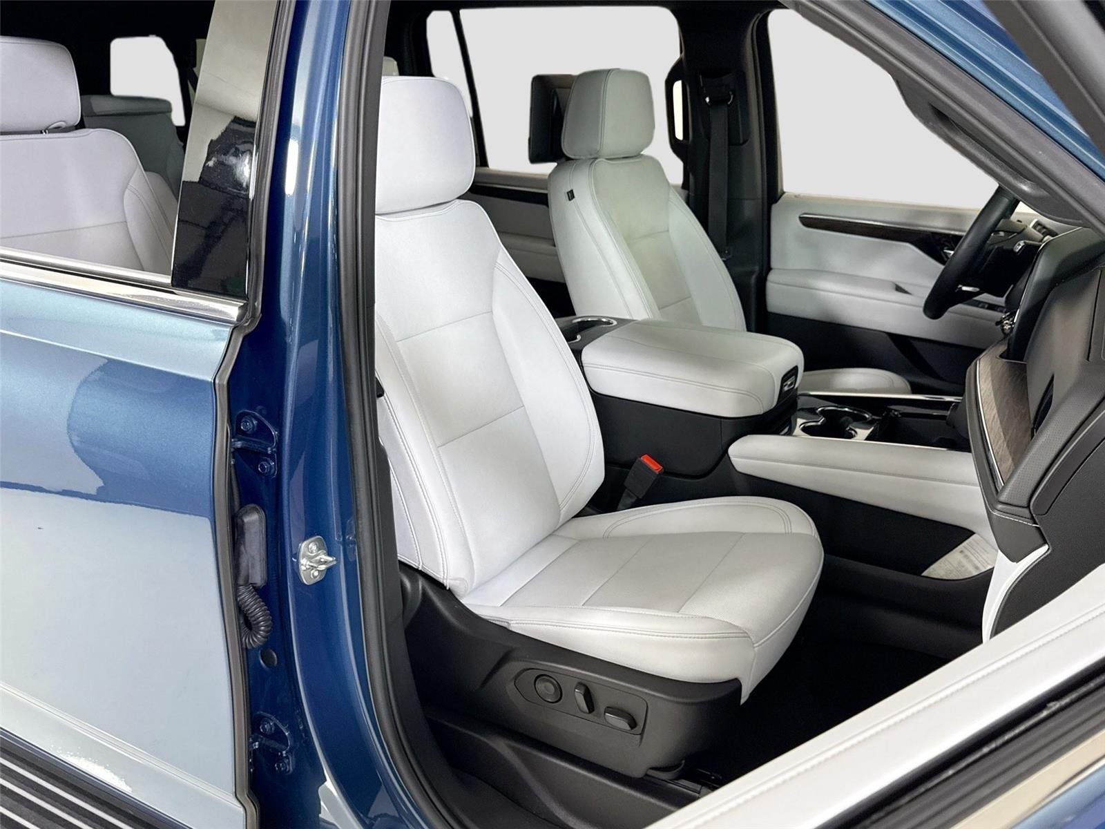 Used 2025 Lakeshore Blue Metallic Chevrolet Premier image 36