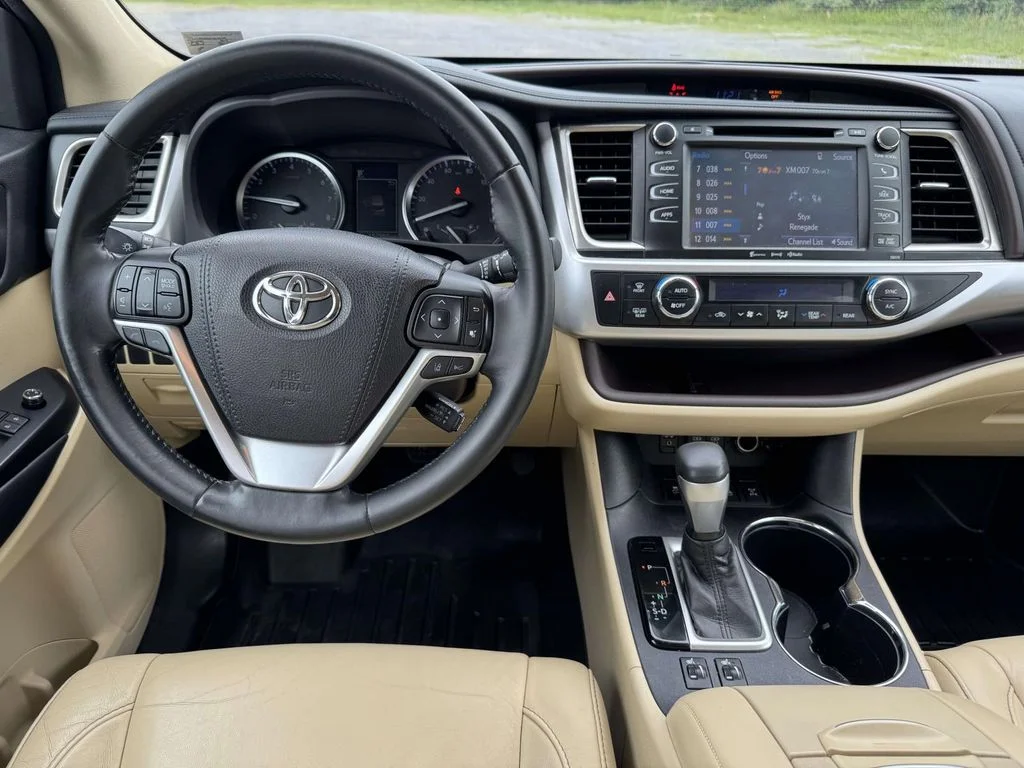 Used 2018 Blue Toyota XLE image 17