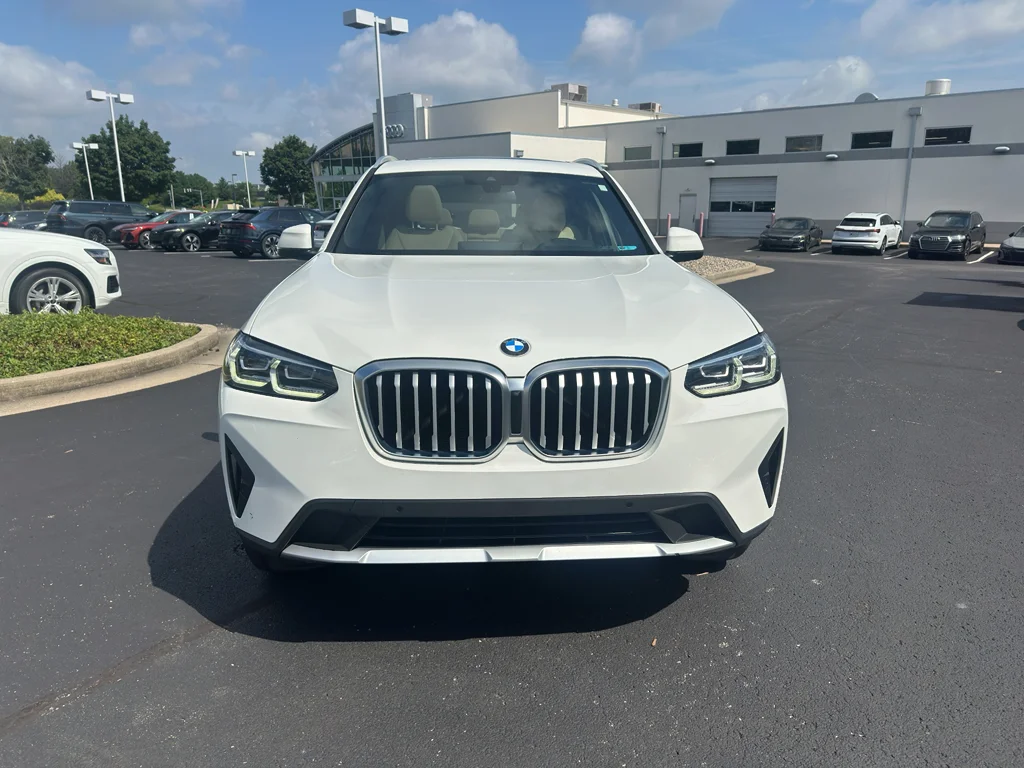Used 2022 Alpine White BMW xDrive30i image 2