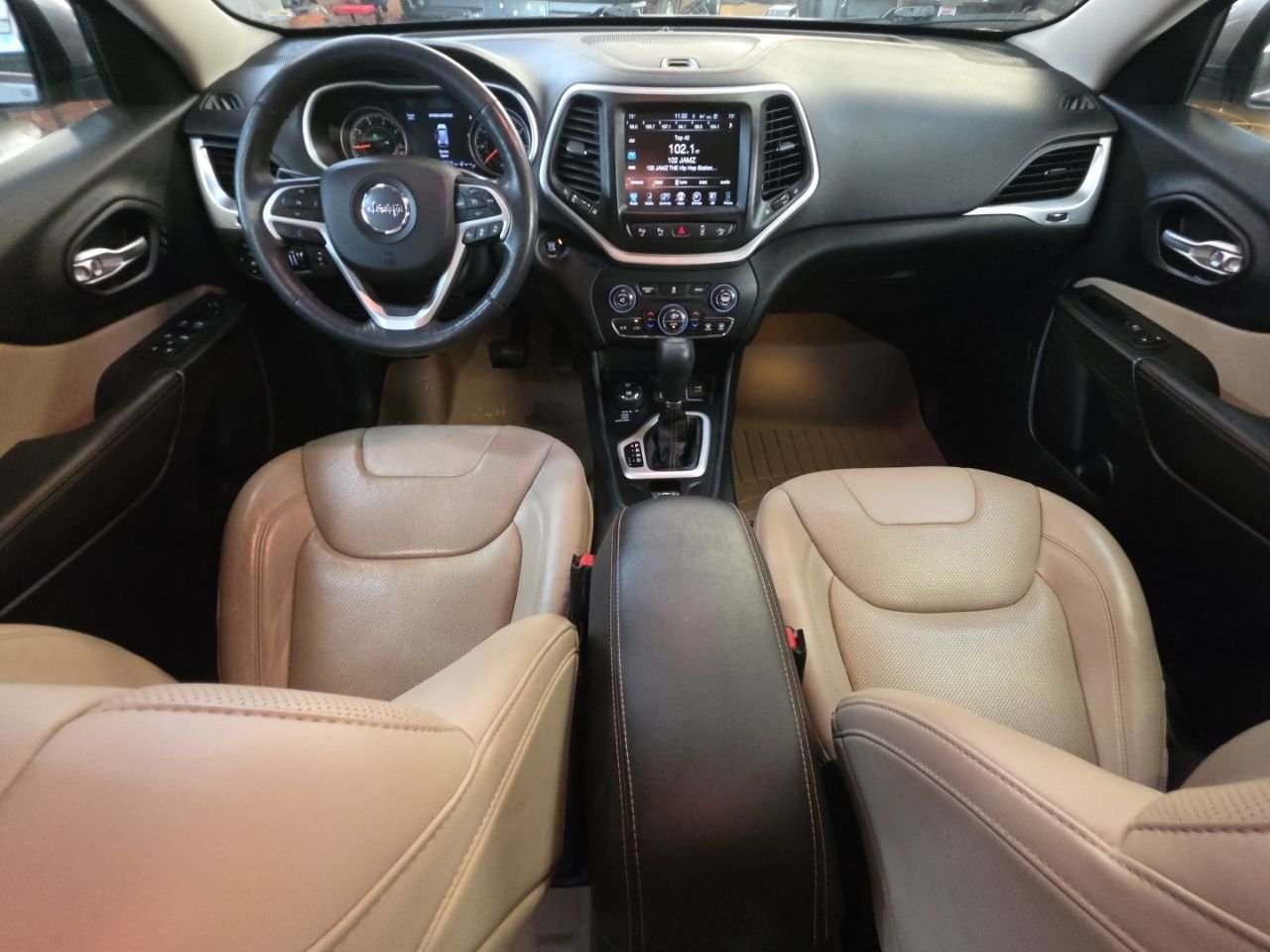 Used 2015 Silver Jeep Limited image 25