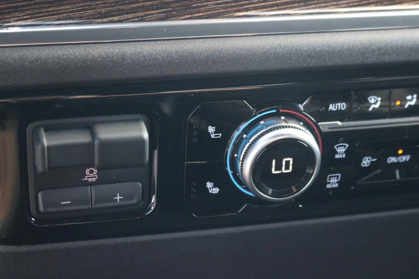Used 2024 Summit White GMC Elevation image 26