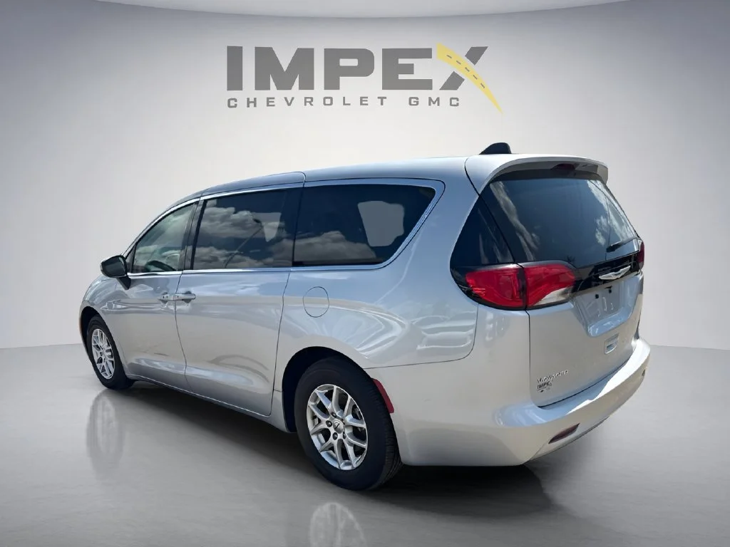 Used 2023 Silver Chrysler LX image 7
