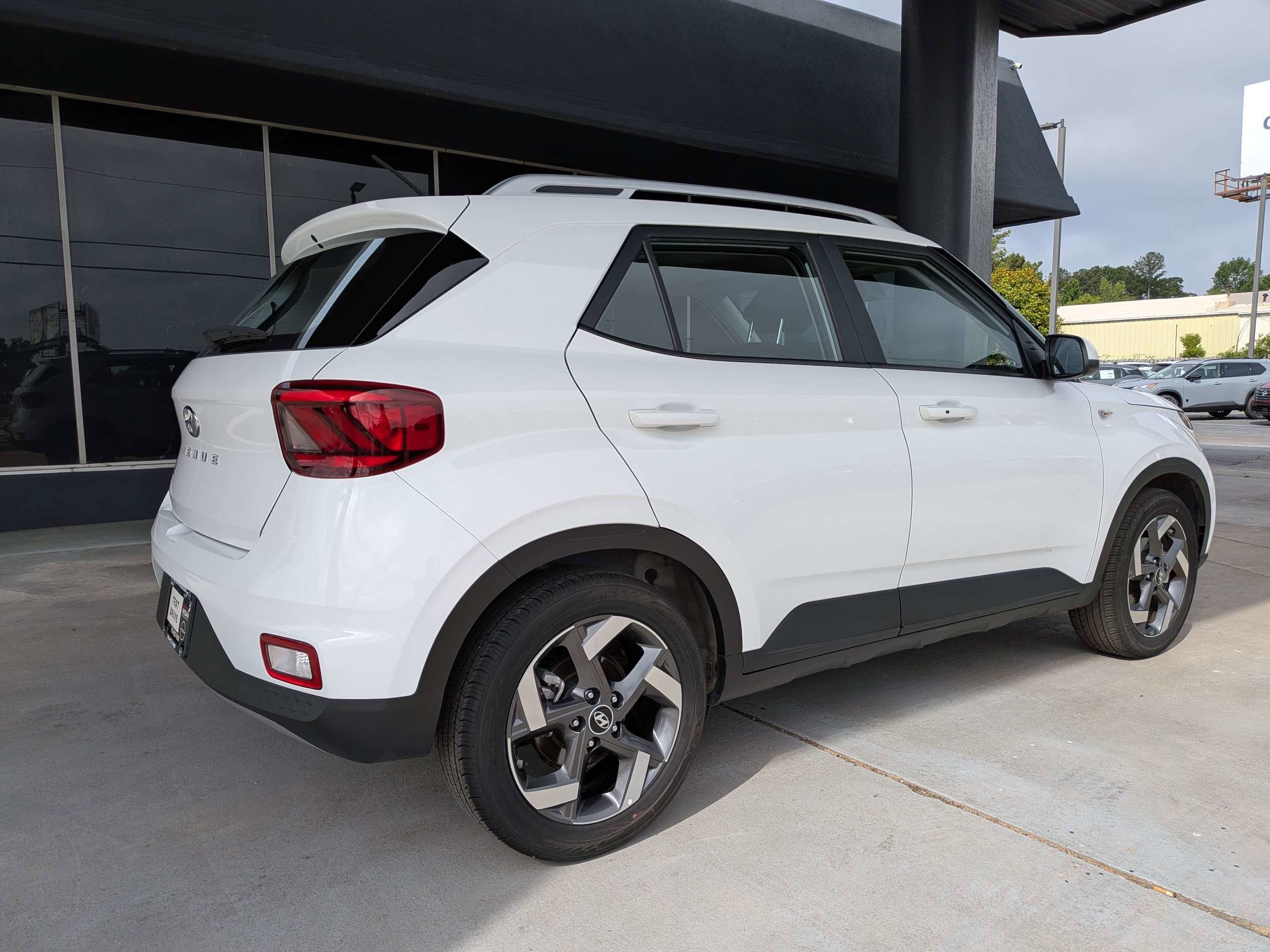 Used 2025 White Hyundai SEL image 3