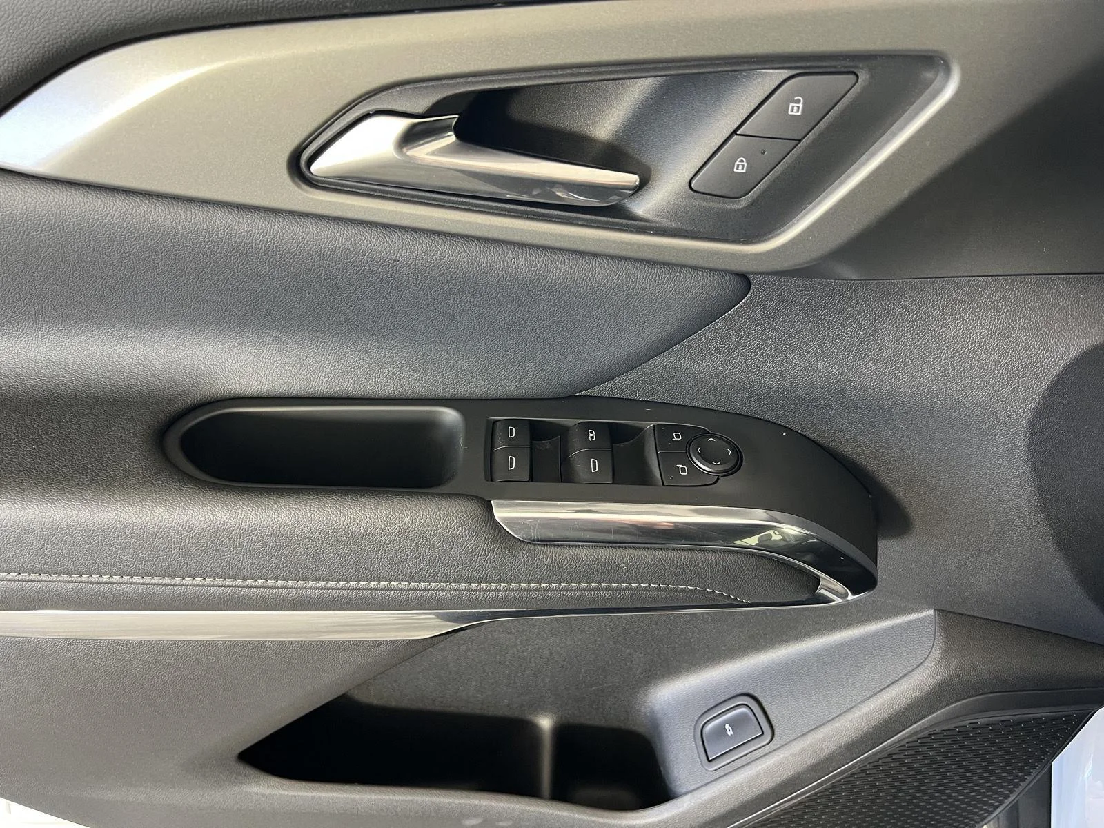 Used 2025 Summit White Chevrolet LT image 6