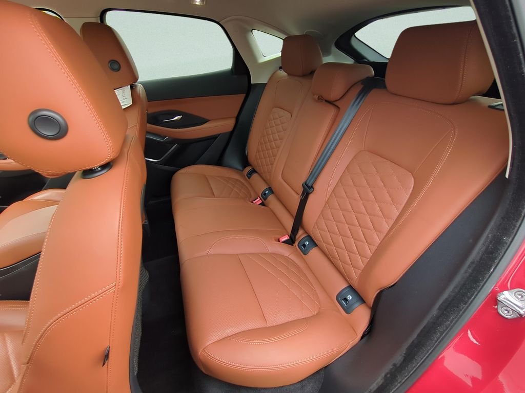 Used 2020  Jaguar SE image 11