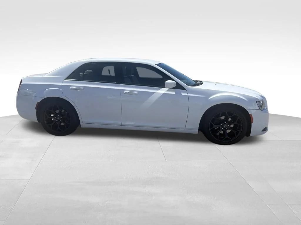 Used 2019 White Chrysler S image 4