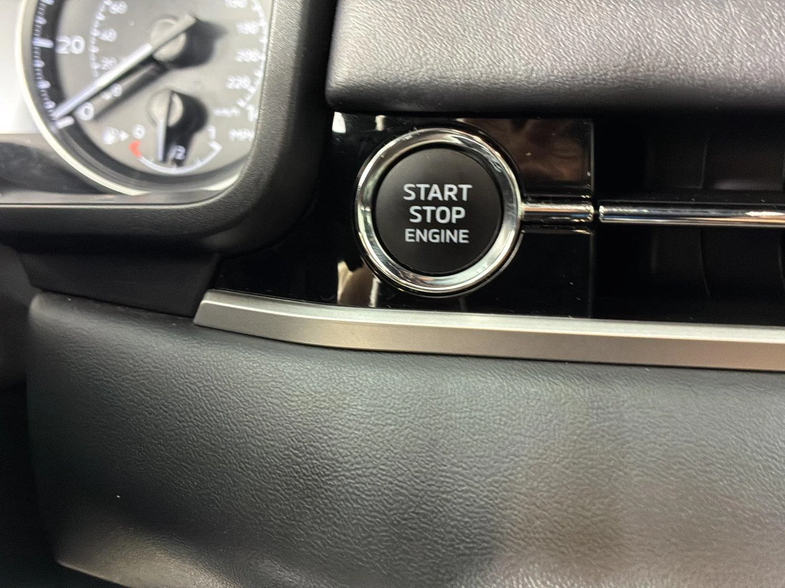 Used 2025 Black Diamond Mitsubishi SE image 19