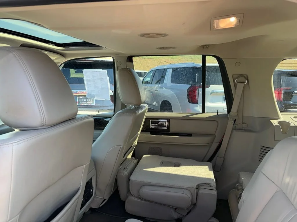 Used 2015  Lincoln 4WD 4dr image 2