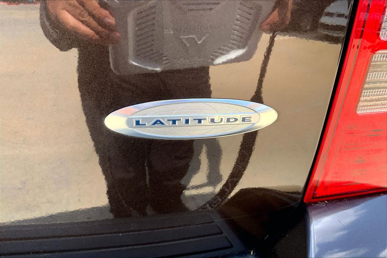 Used 2014 Rugged Brown Pearlcoat Jeep Latitude image 10