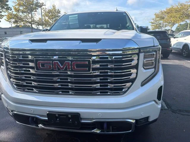 Used 2025 White Frost Tricoat GMC Denali image 4