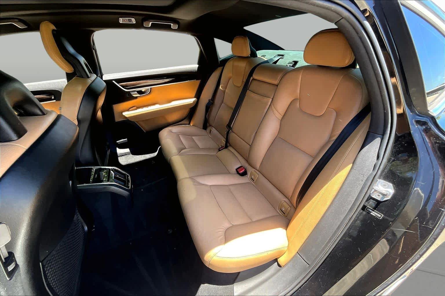 Used 2018 Onyx Black Metallic Volvo Momentum image 19