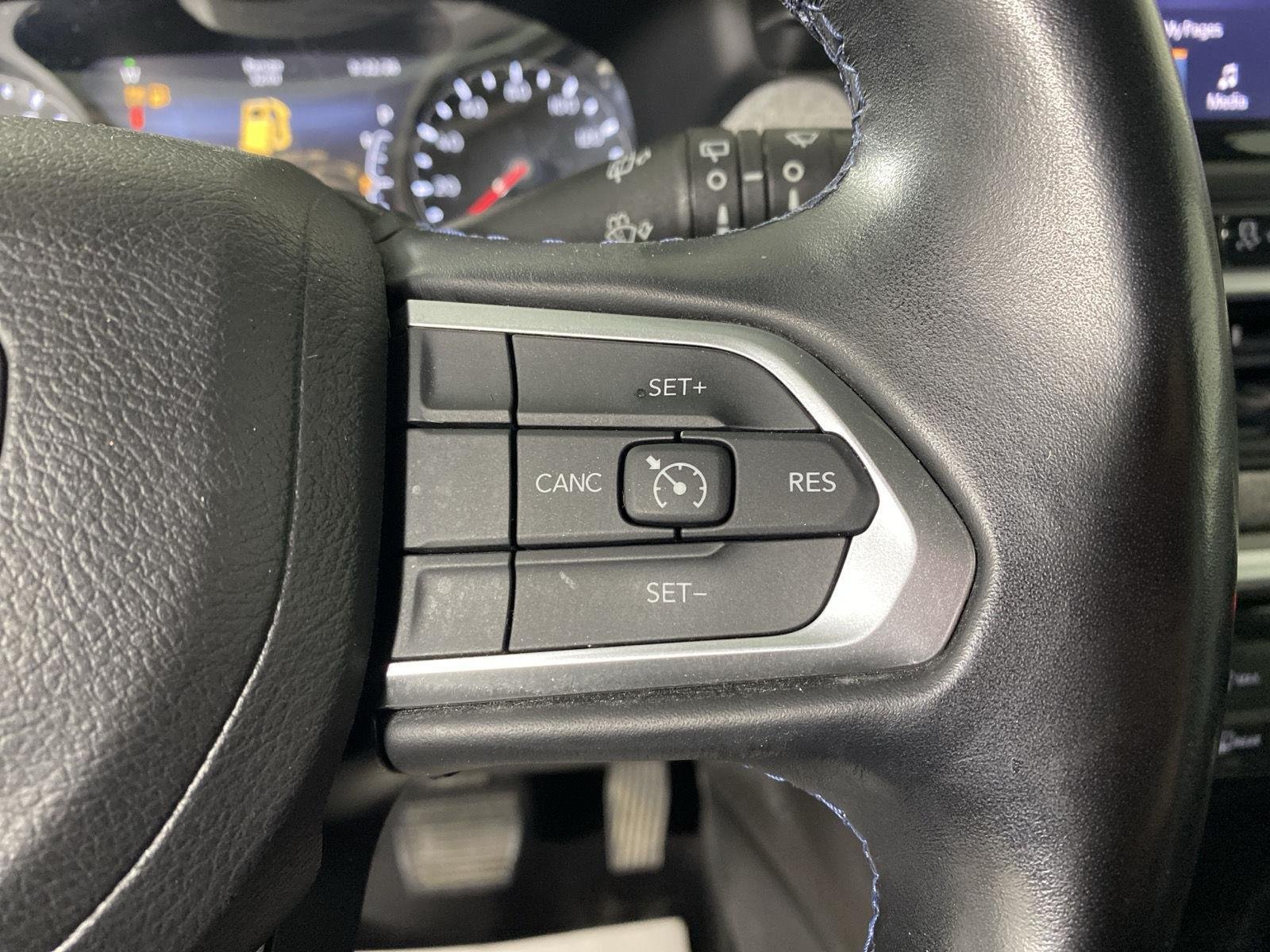 Used 2022 Diamond Black Crystal Pearlcoat Jeep Latitude image 25