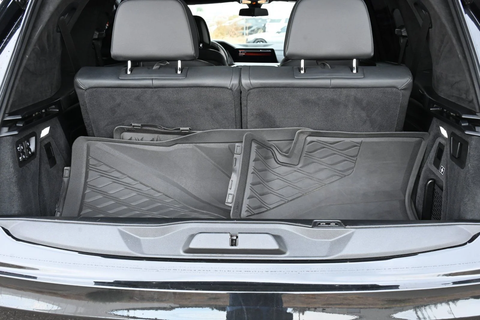 Used 2021 Black Sapphire Metallic BMW M50i image 18