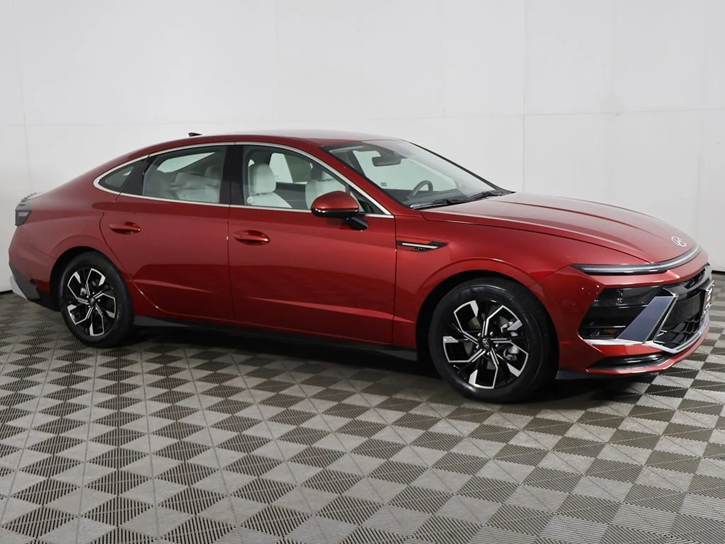 Used 2025 Red Hyundai SEL image 13