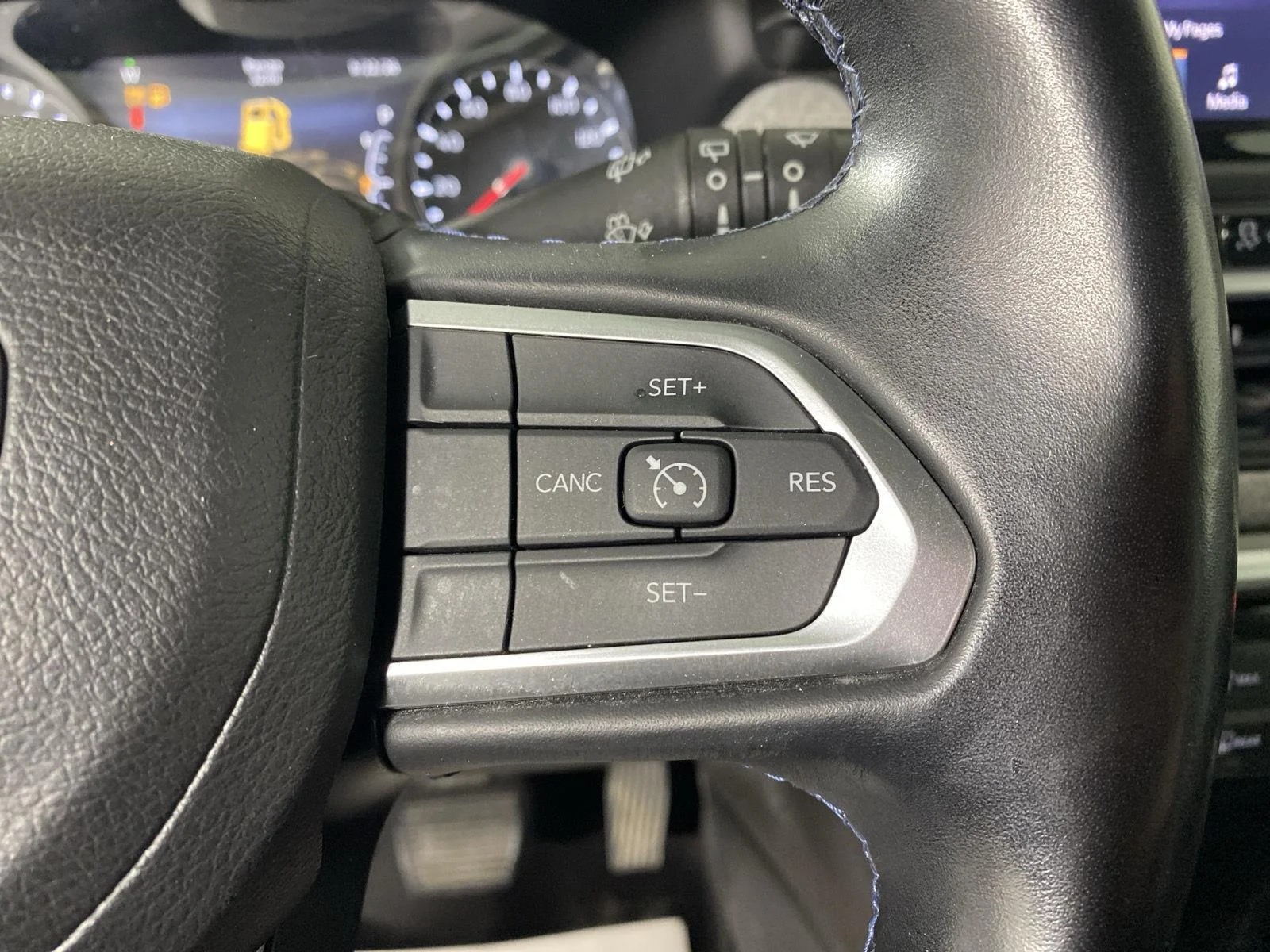 Used 2022 Diamond Black Crystal Pearlcoat Jeep Latitude image 25