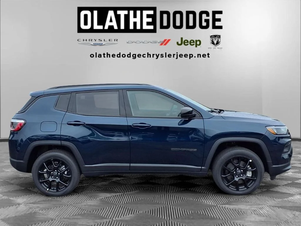New 2026 Fathom Blue Pearl-Coat Exterior Paint Jeep Latitude image 30