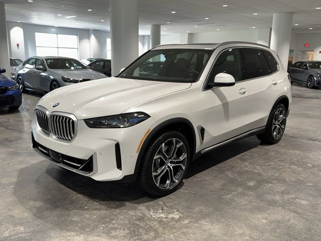 New 2026 Mineral White Metallic BMW xDrive40i image 3
