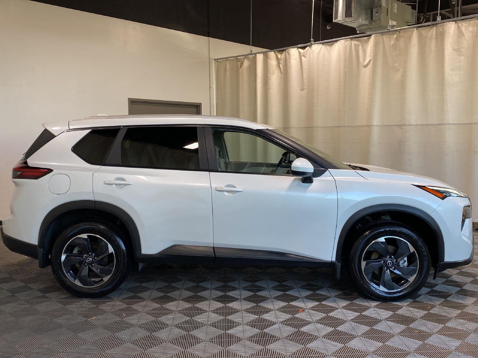 Used 2026 Everest White Pearl Tricoat Nissan SV image 2