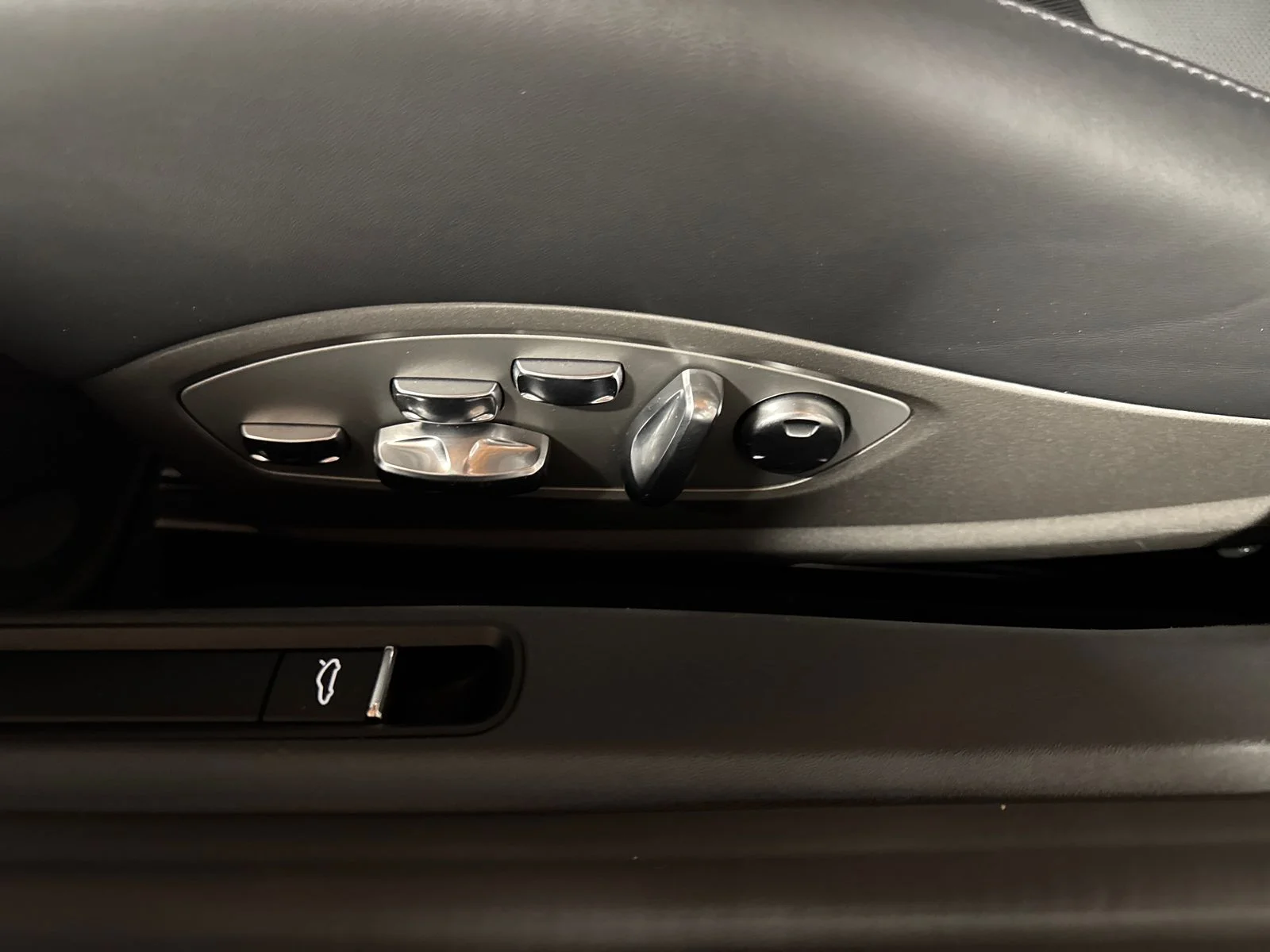 Used 2025  Porsche Base image 14