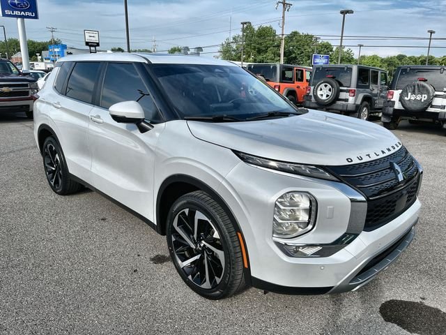 Used 2023 White Mitsubishi SE image 11