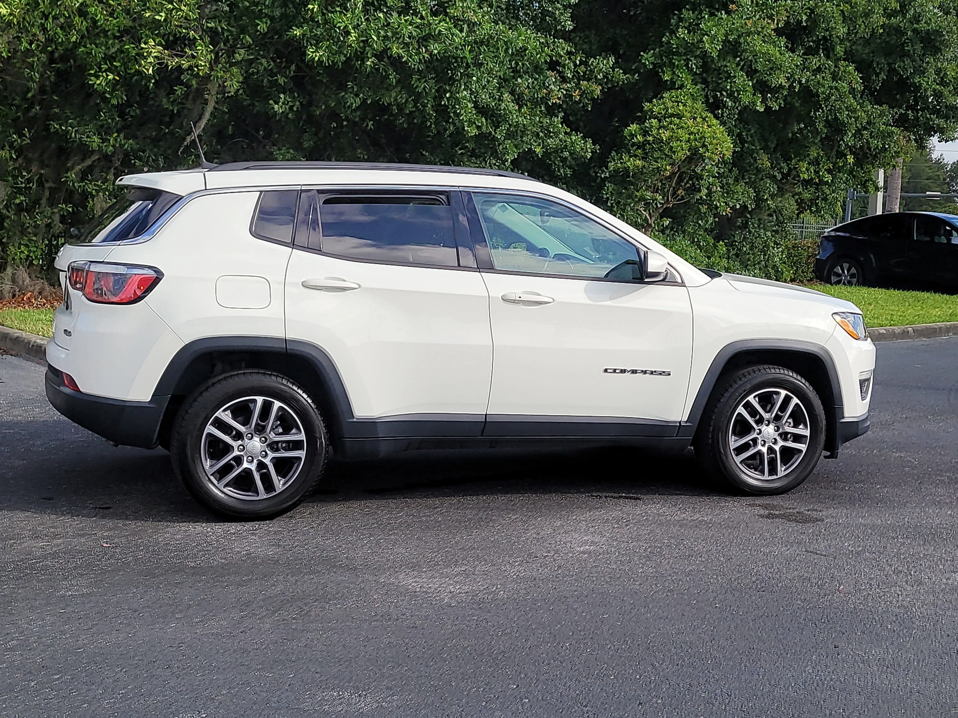 Used 2018 White Clearcoat Jeep Latitude image 16