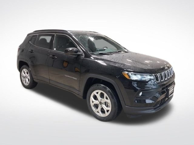 New 2026 Diamond Black Crystal Pearl-Coat Exterior Paint Jeep Latitude image 2