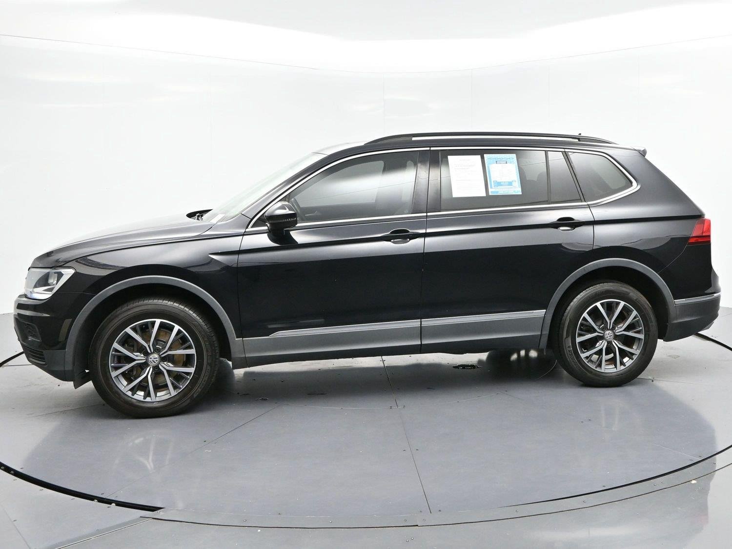 Used 2020 Deep Black Pearl Volkswagen SE image 4