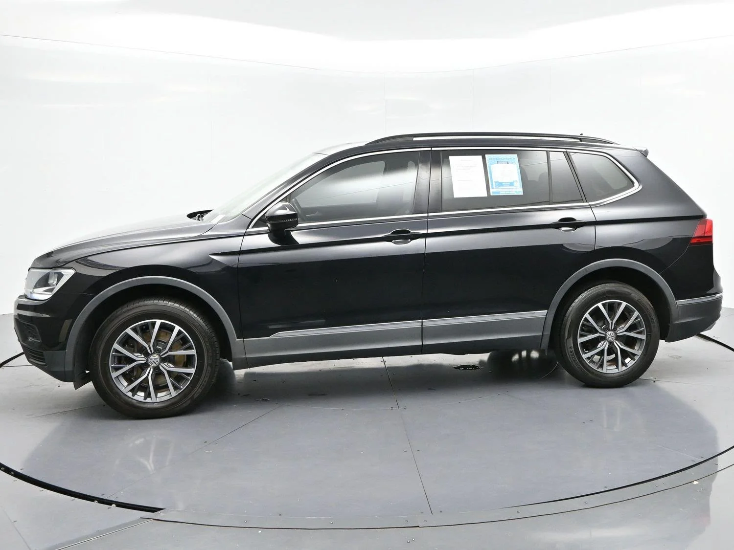 Used 2020 Deep Black Pearl Volkswagen SE image 4