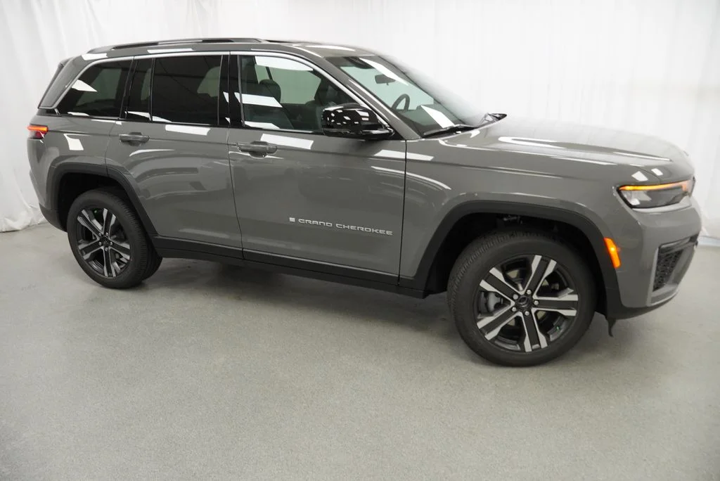 New 2027 Sting-Gray Clear-Coat Paint Jeep Limited image 9