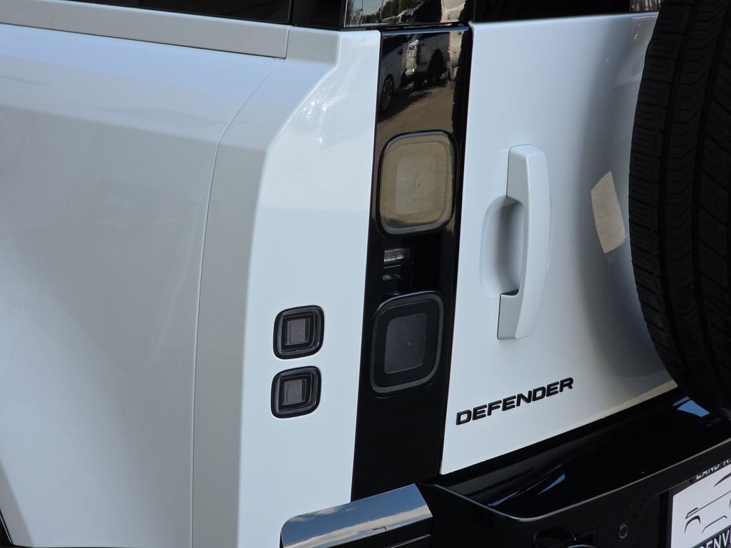 New 2026 Fuji White Land Rover X-Dynamic SE image 23