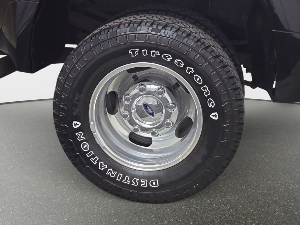 Used 2005 Black Clearcoat Ford  image 25