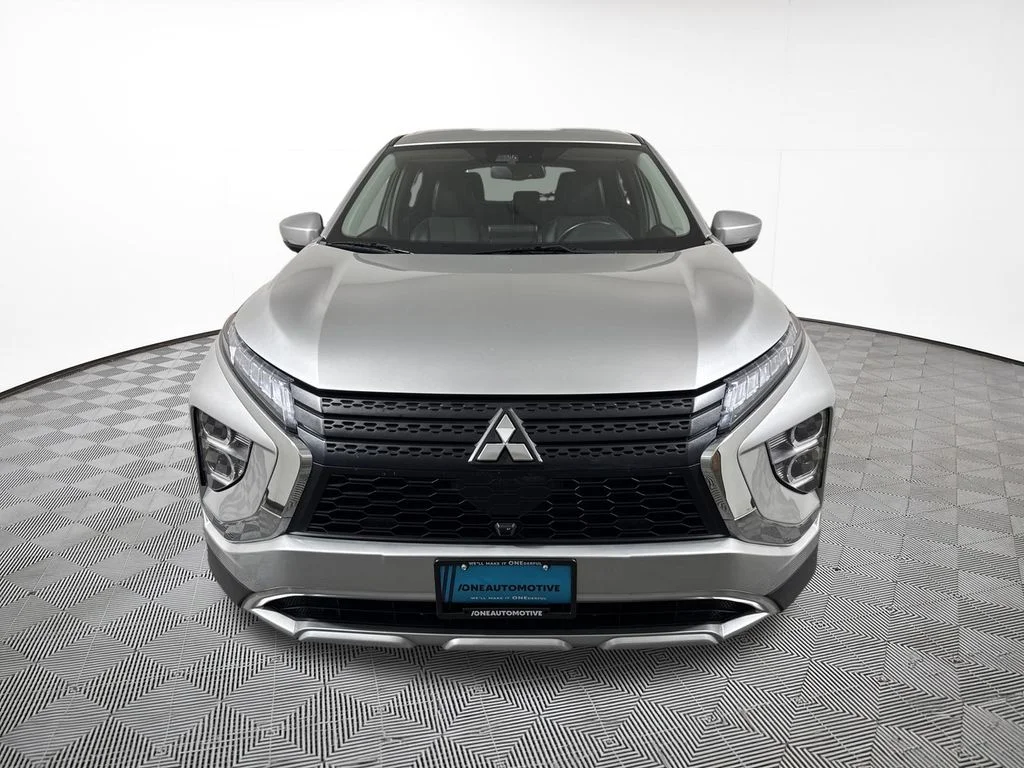 Used 2024 Silver Mitsubishi SE image 3
