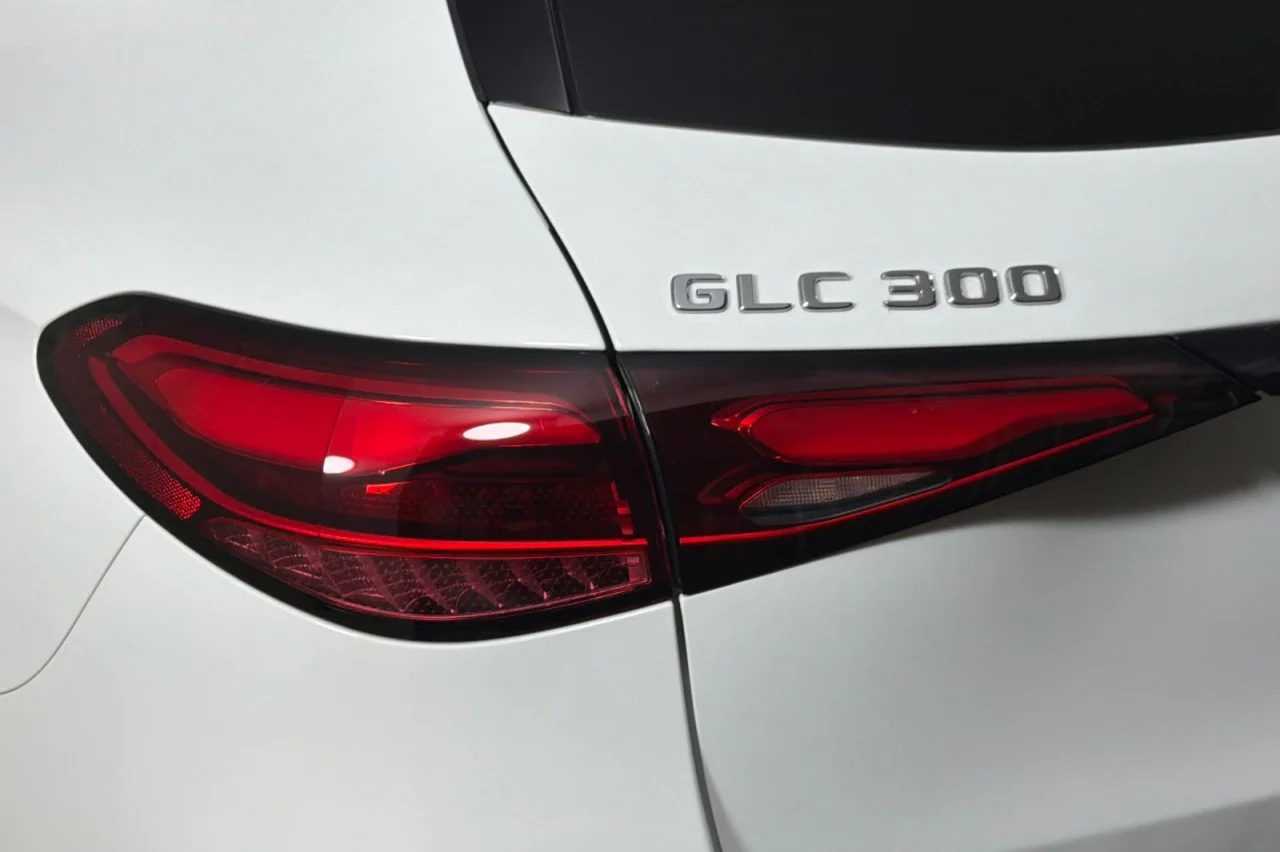 Used 2024 Polar White Mercedes-Benz GLC 300 image 26
