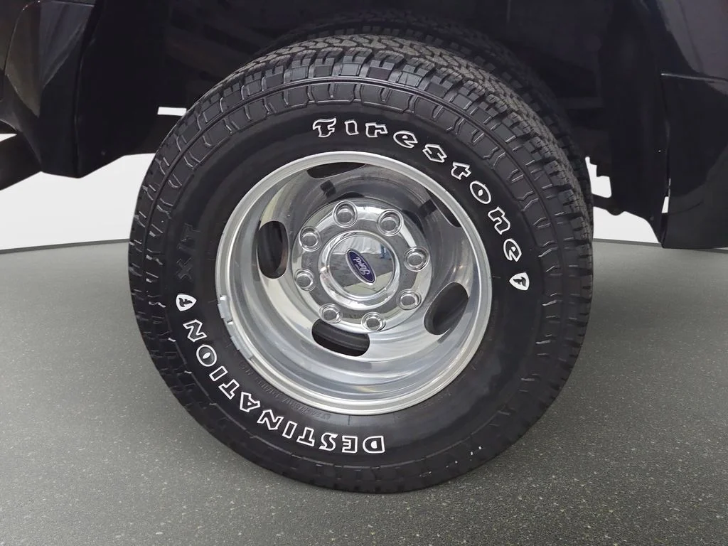 Used 2005 Black Clearcoat Ford Lariat image 25