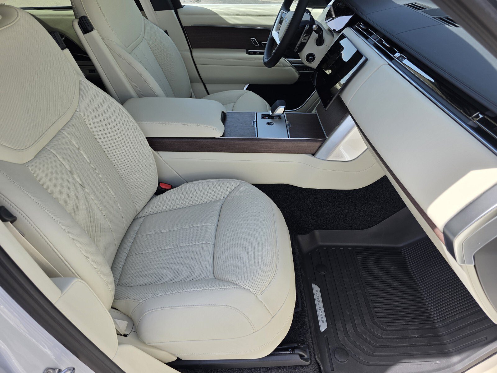 New 2026 Fuji White Land Rover P400 SE LWB 7 Seat image 3