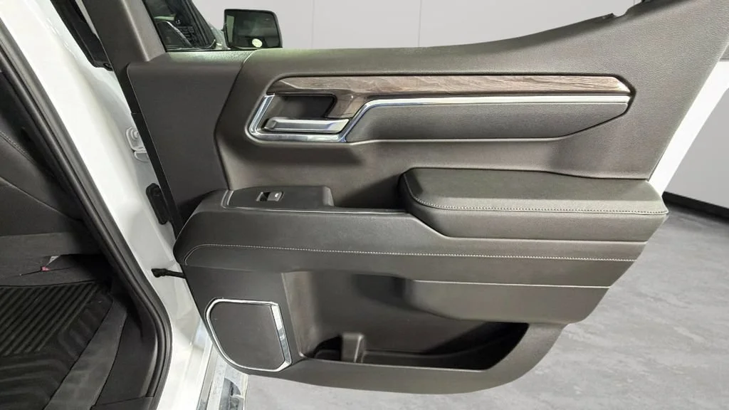 Used 2024 Summit White Chevrolet LTZ image 34