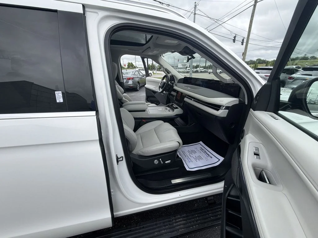 Used 2025 White Lincoln Reserve image 26