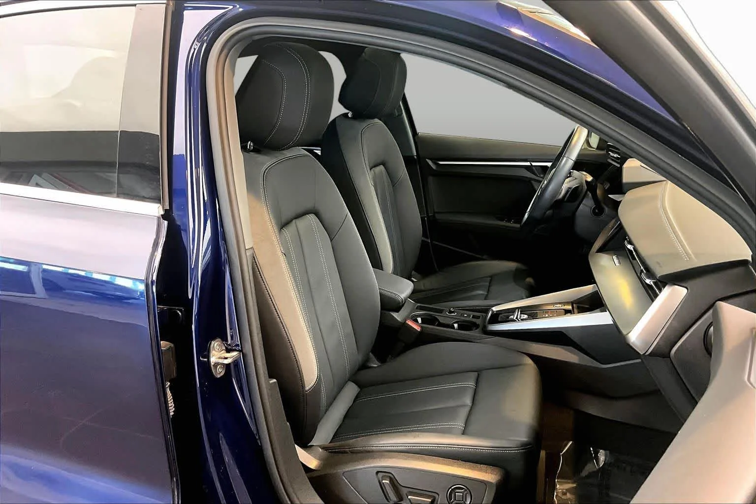 Used 2023 Navarra Blue Metallic Audi Premium image 16