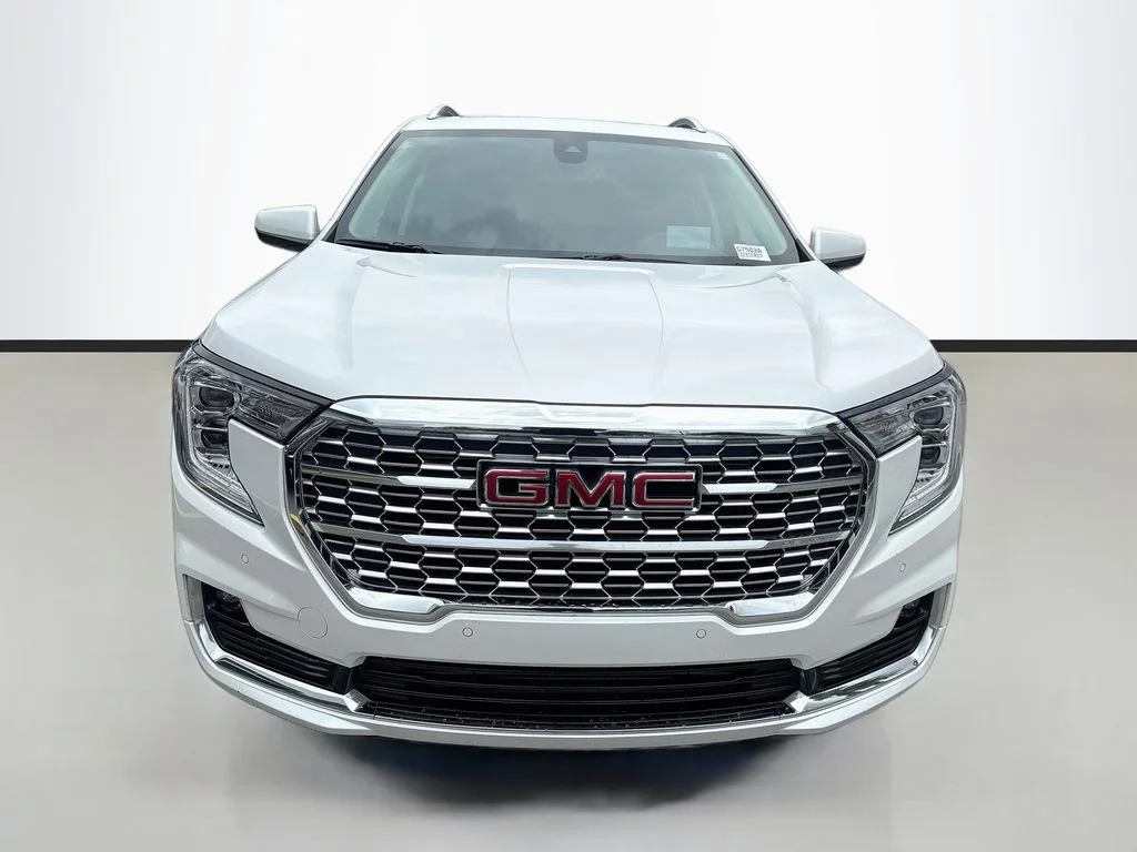 Used 2022 White GMC Denali image 2