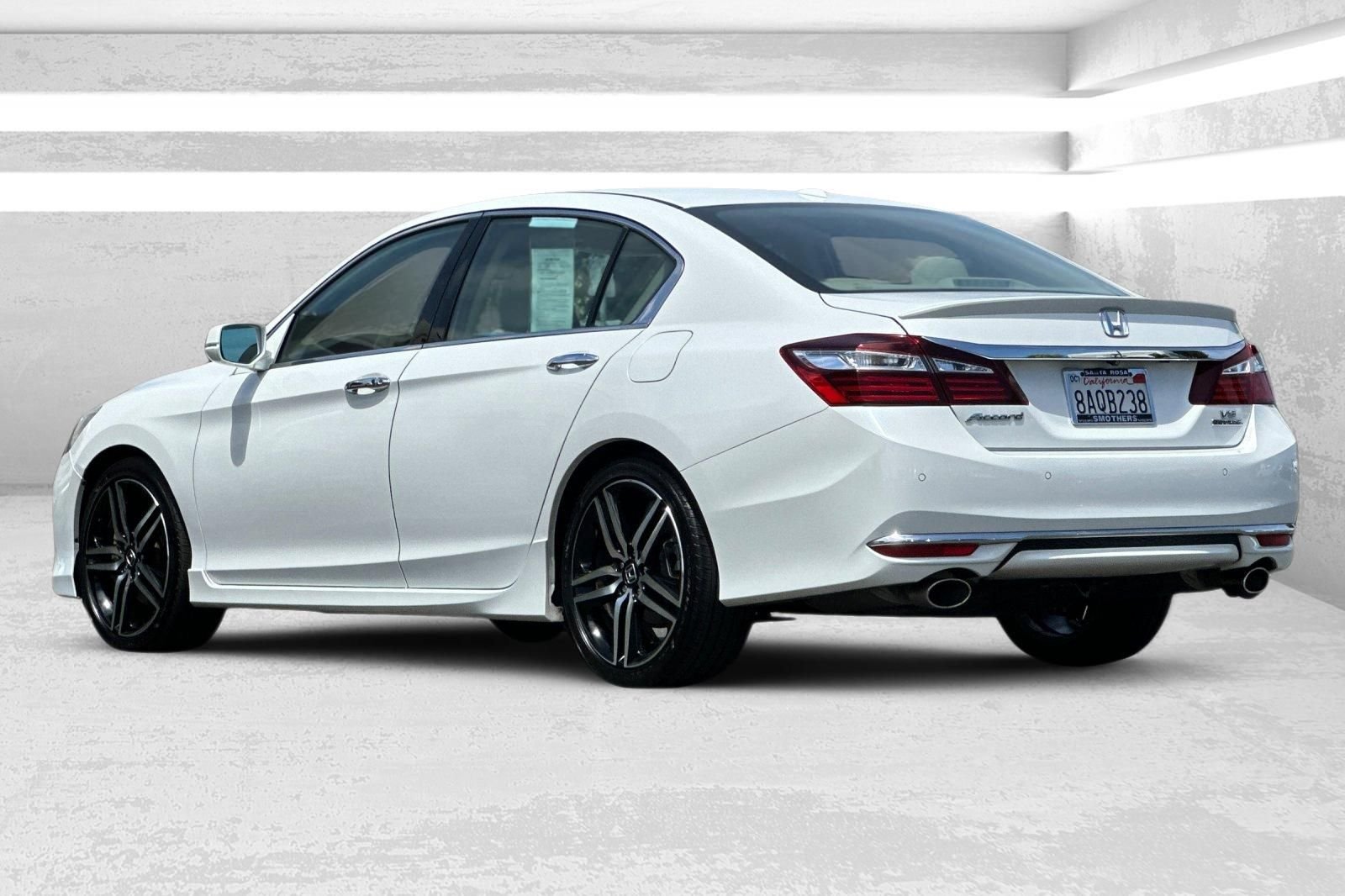 Used 2017 White Honda Touring image 6