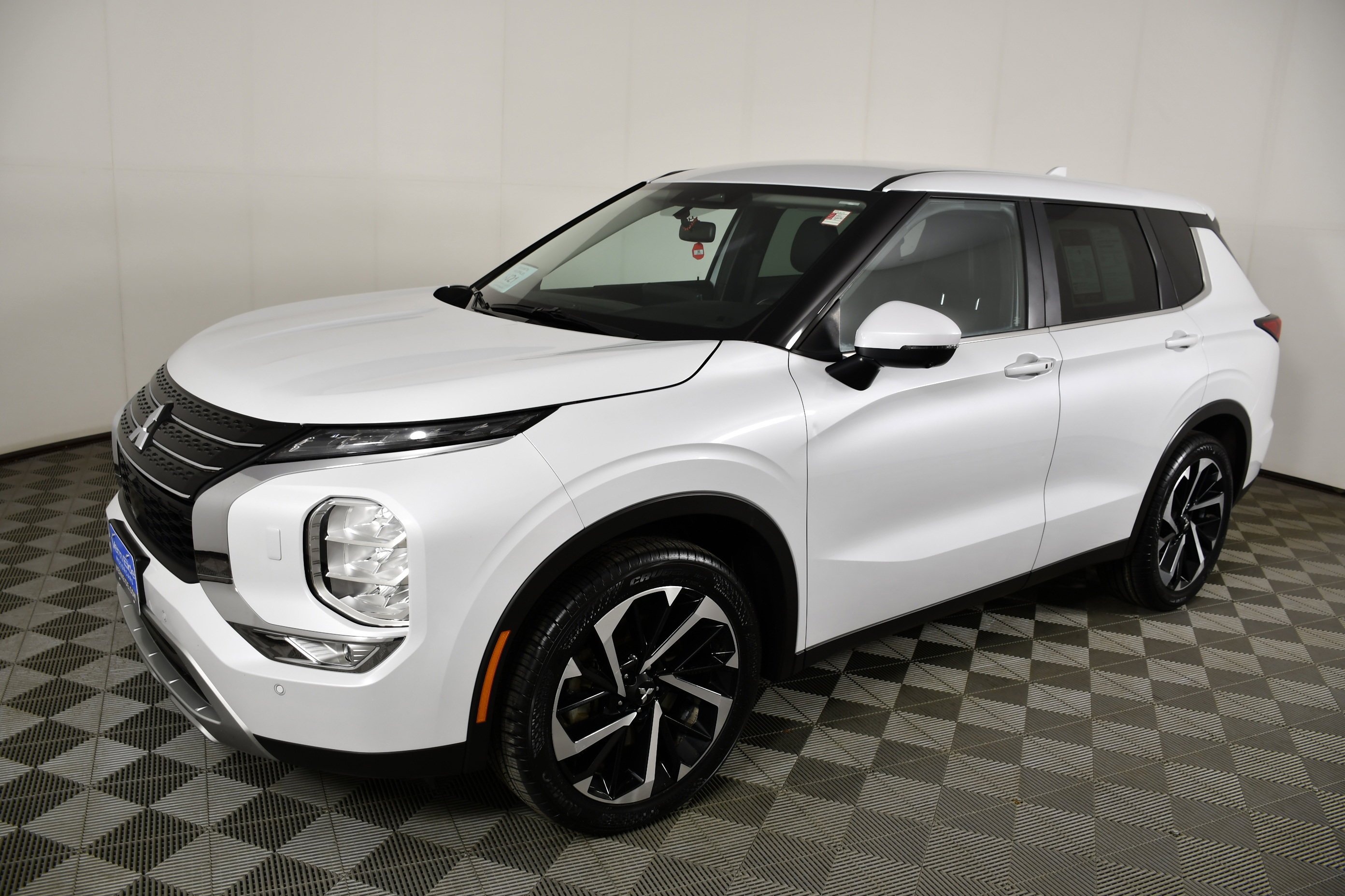Certified Used 2022 White Diamond Mitsubishi SE image 10
