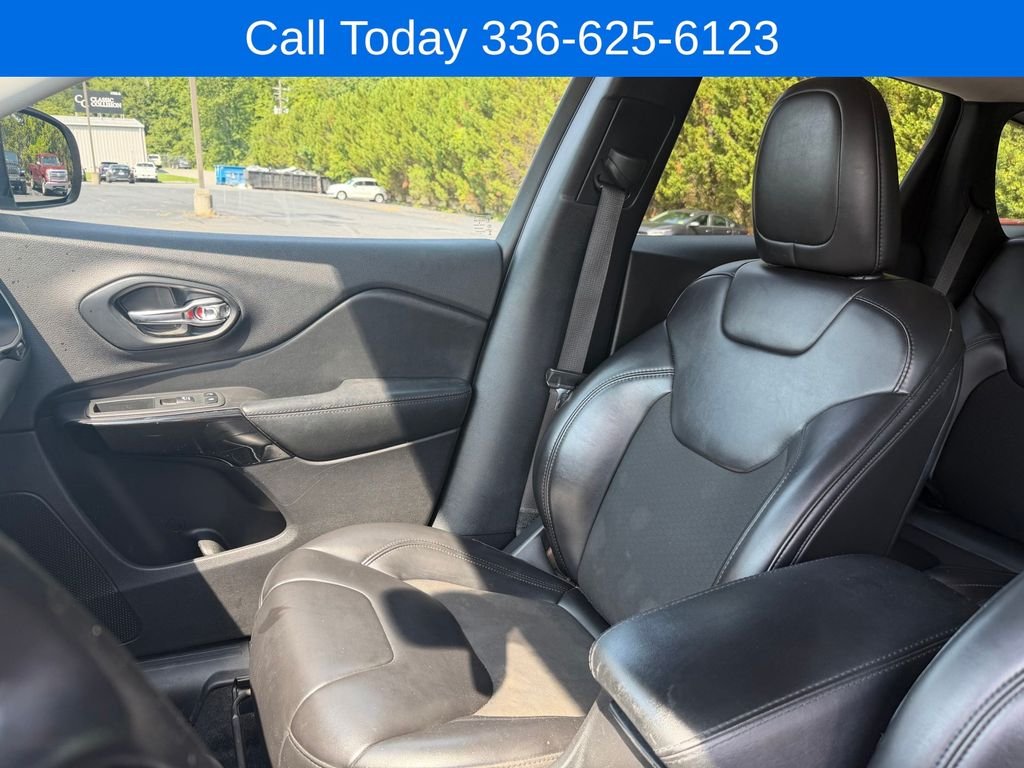 Used 2020 White Jeep Latitude Plus image 23