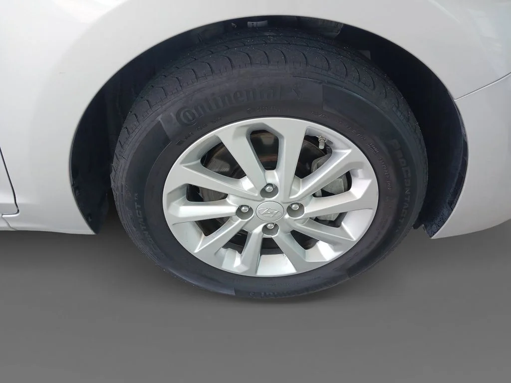 Used 2022 Silver Hyundai SEL image 15