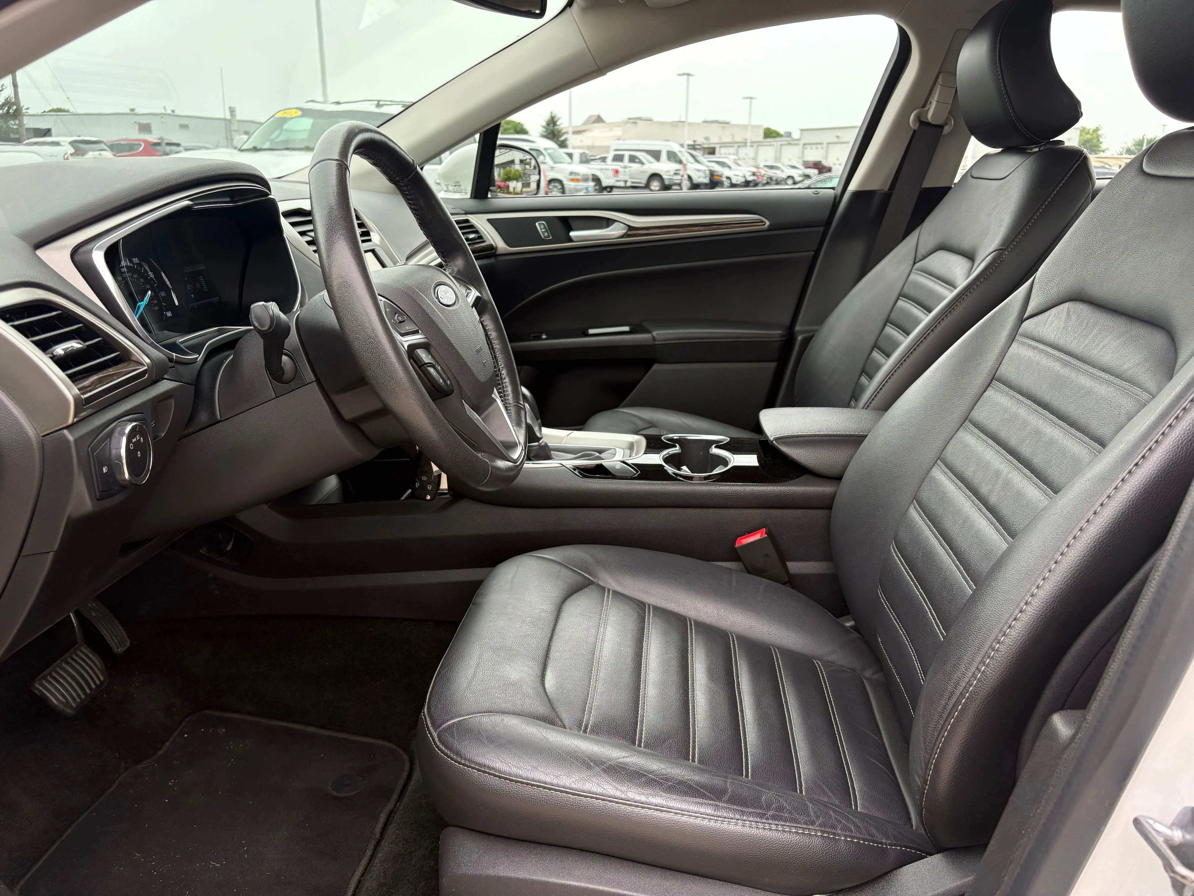 Used 2016 White Platinum Clearcoat Metallic Ford SE image 13