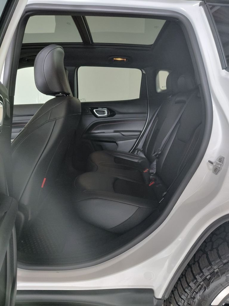 New 2026 Bright White Clear-Coat Exterior Paint Jeep Trailhawk image 13