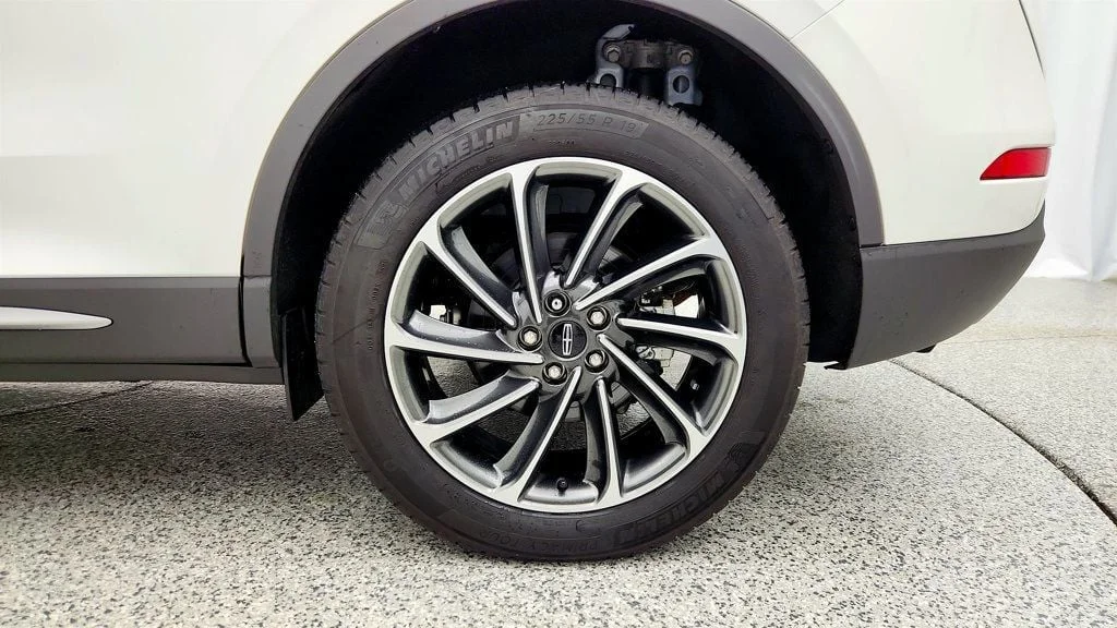 Used 2023 Pristine White Metallic Tri-Coat Lincoln Standard AWD w/ Equipment Group 101A and Co-Pilot360 Vision image 9