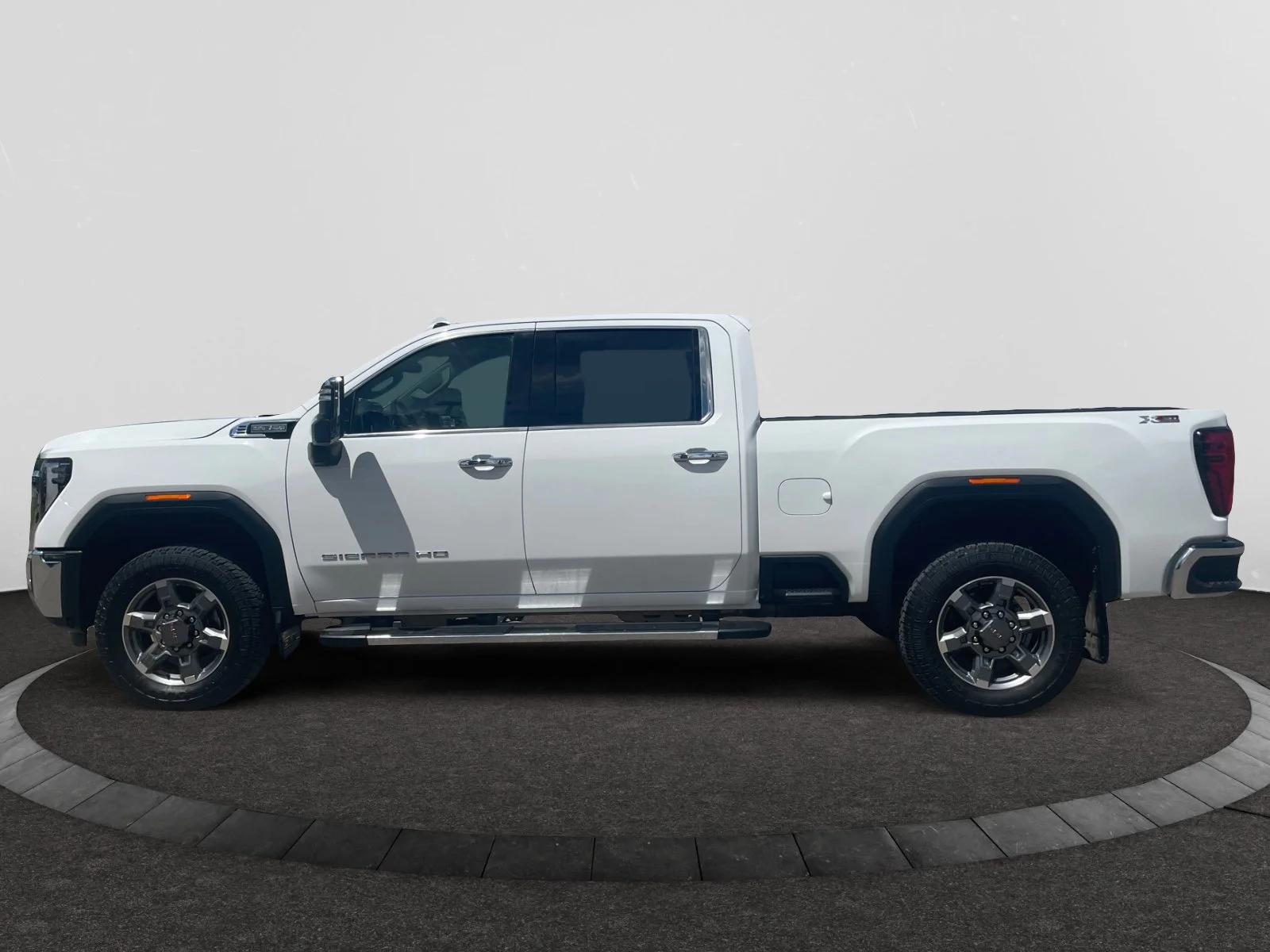 Used 2025 White GMC SLT Crew Leather 5th Wheel Prep Package image 2