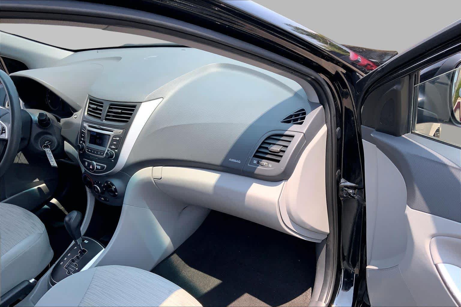 Used 2016 Ultra Black Pearl Hyundai SE image 17