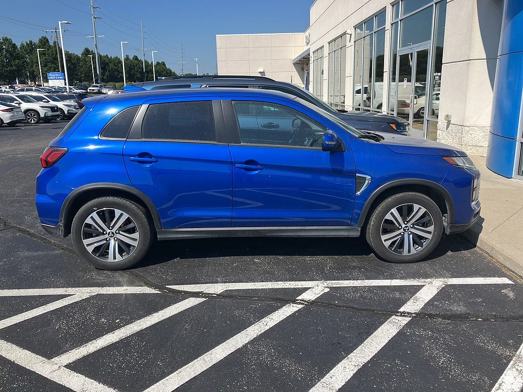 Used 2026 Octane Blue Metallic Mitsubishi SE image 2